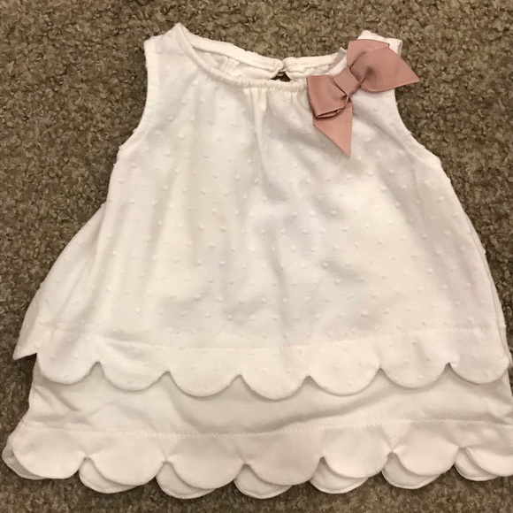 Tahari Other - Sleeveless white top with scallops and pink bow